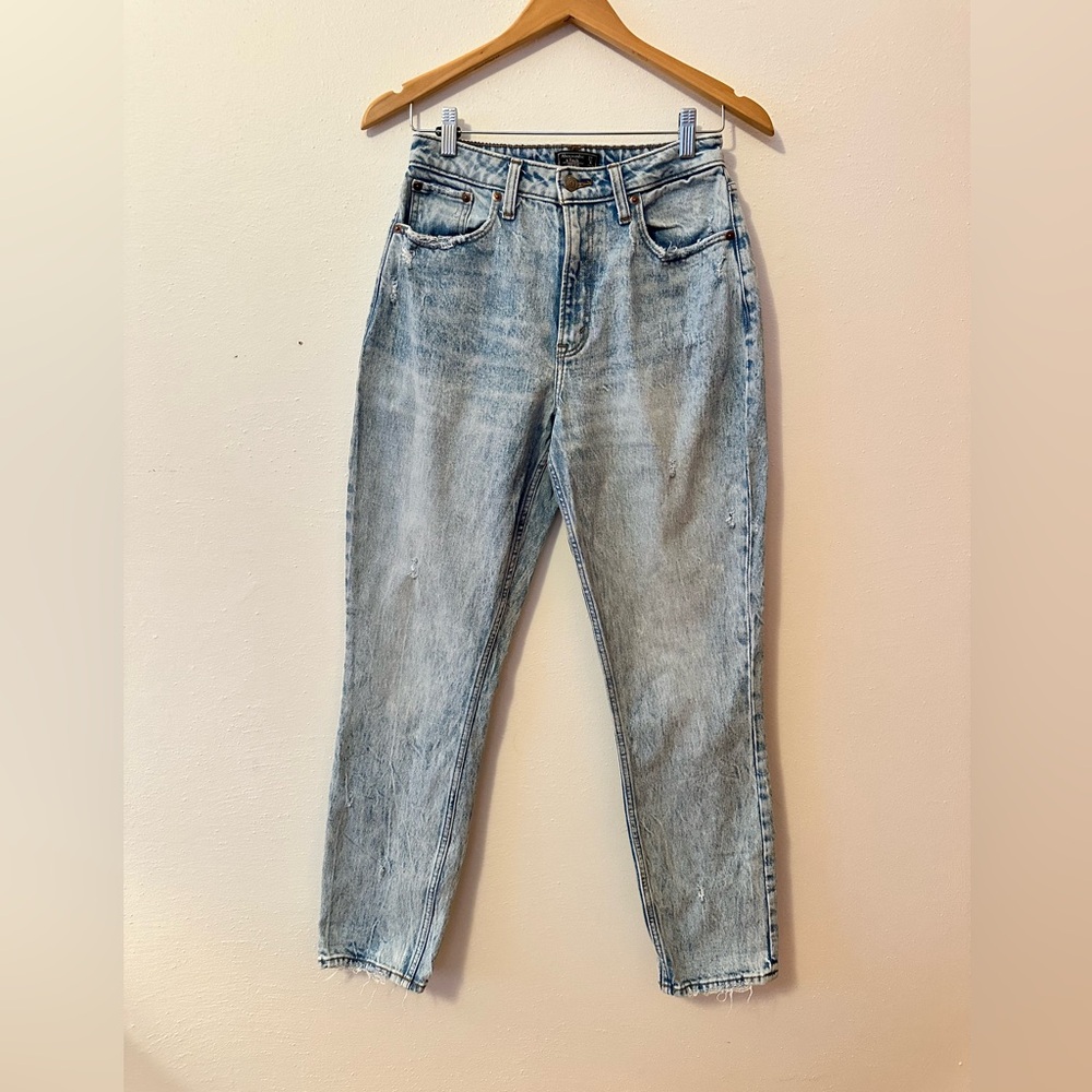 Abercrombie & Fitch Women’s High Rise Mom Jean Curve Love Size 27/4L Light Wash